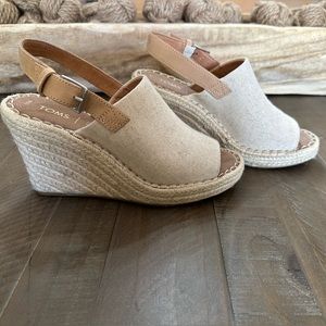 GUC Tan Toms Wedge Sandal Sz 6.5